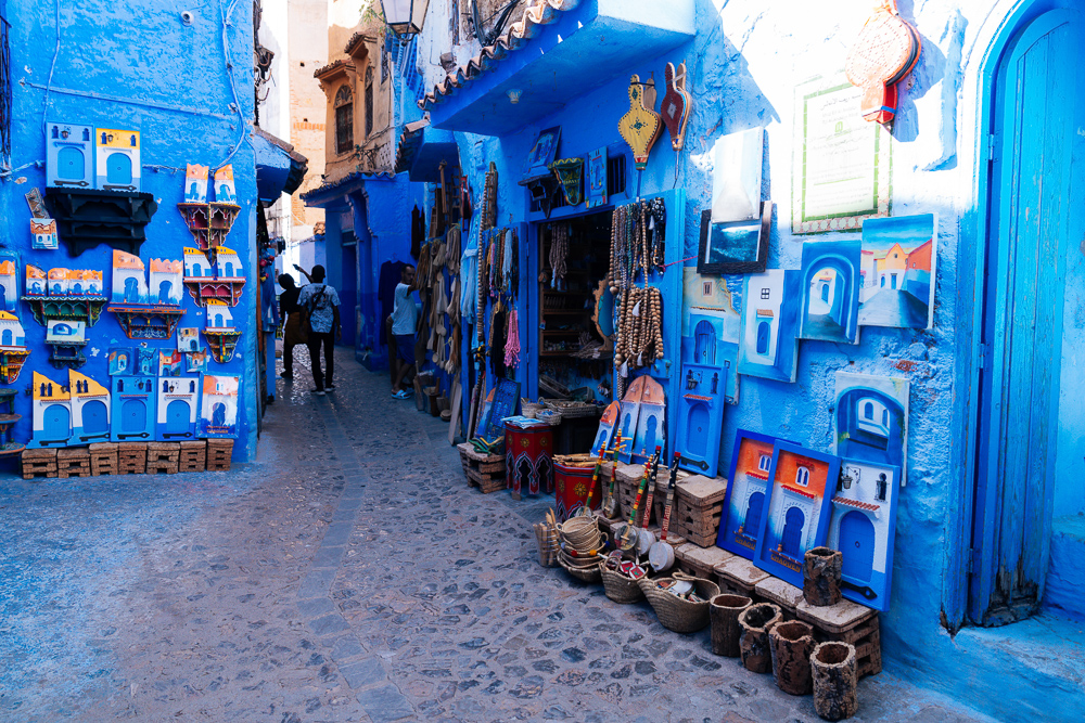 Lorong cenderamata berwarna biru di medina Chefchaouen