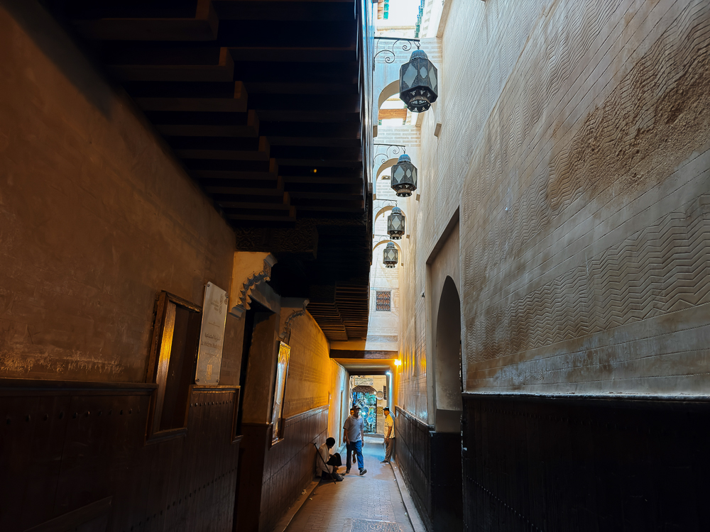 Lorong sempit di sepanjang dinding luar Masjid Al-Qarawiyyin