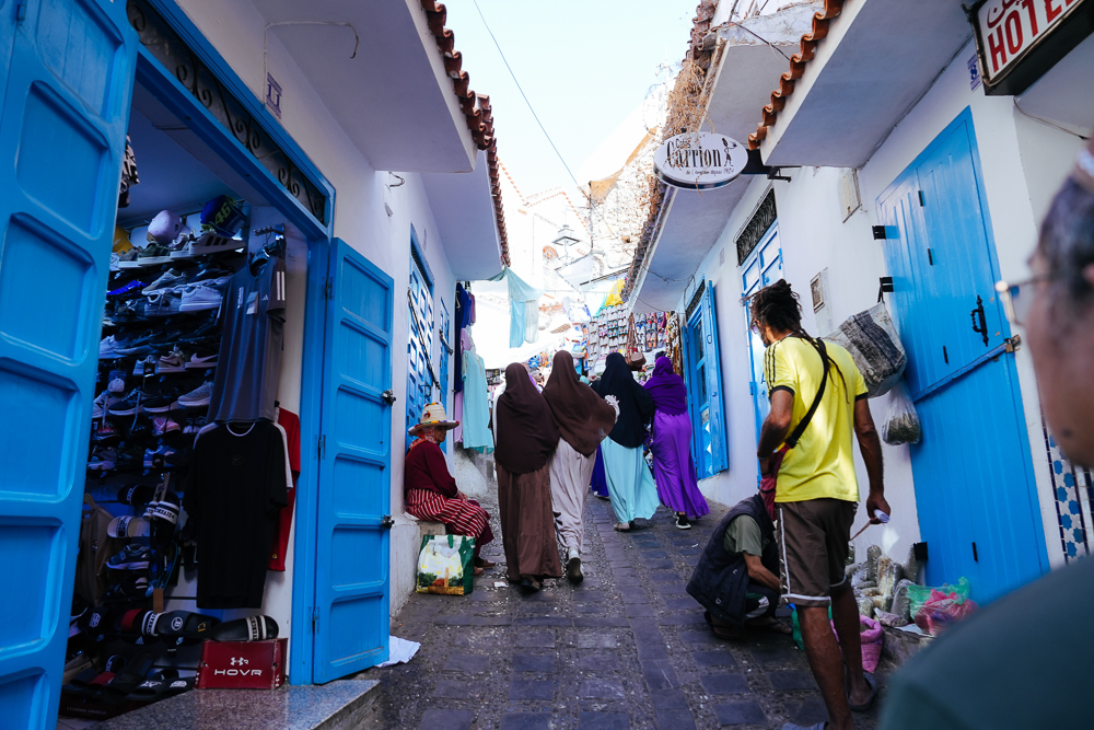 Lorong kedai berpintu biru di medina Chefchaouen