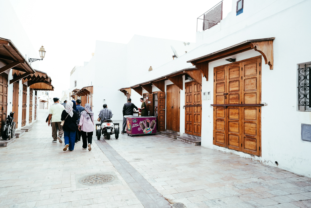 Lorong putih dengan pintu kayu di dalam Kasbah Udayas Rabat