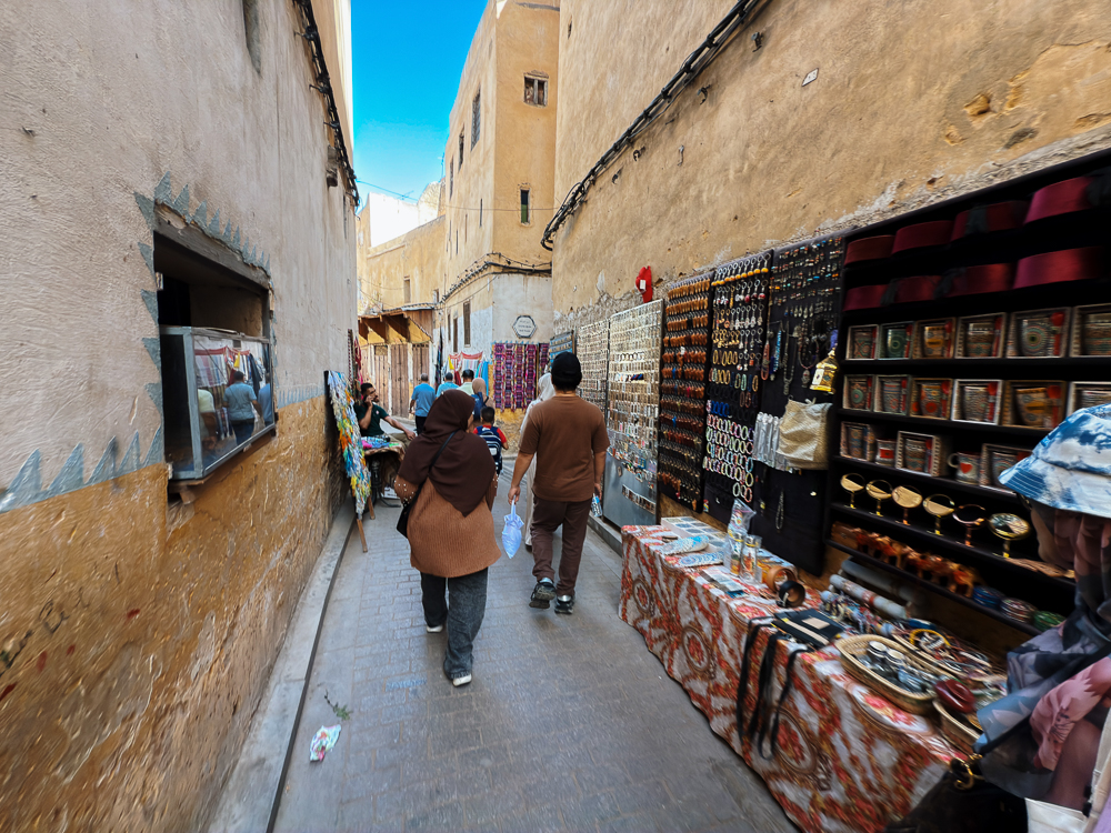 Lorong kedai sempit di medina Fes el-Bali