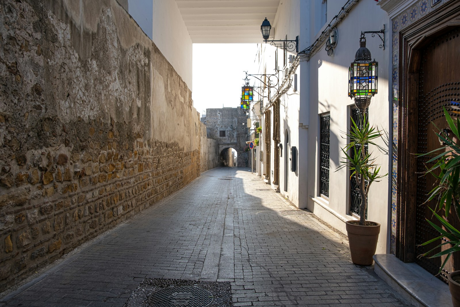 Lorong putih yang tenang di medina Tangier