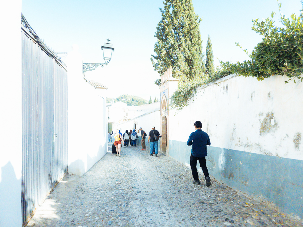 Lorong berbatu dengan dinding putih
