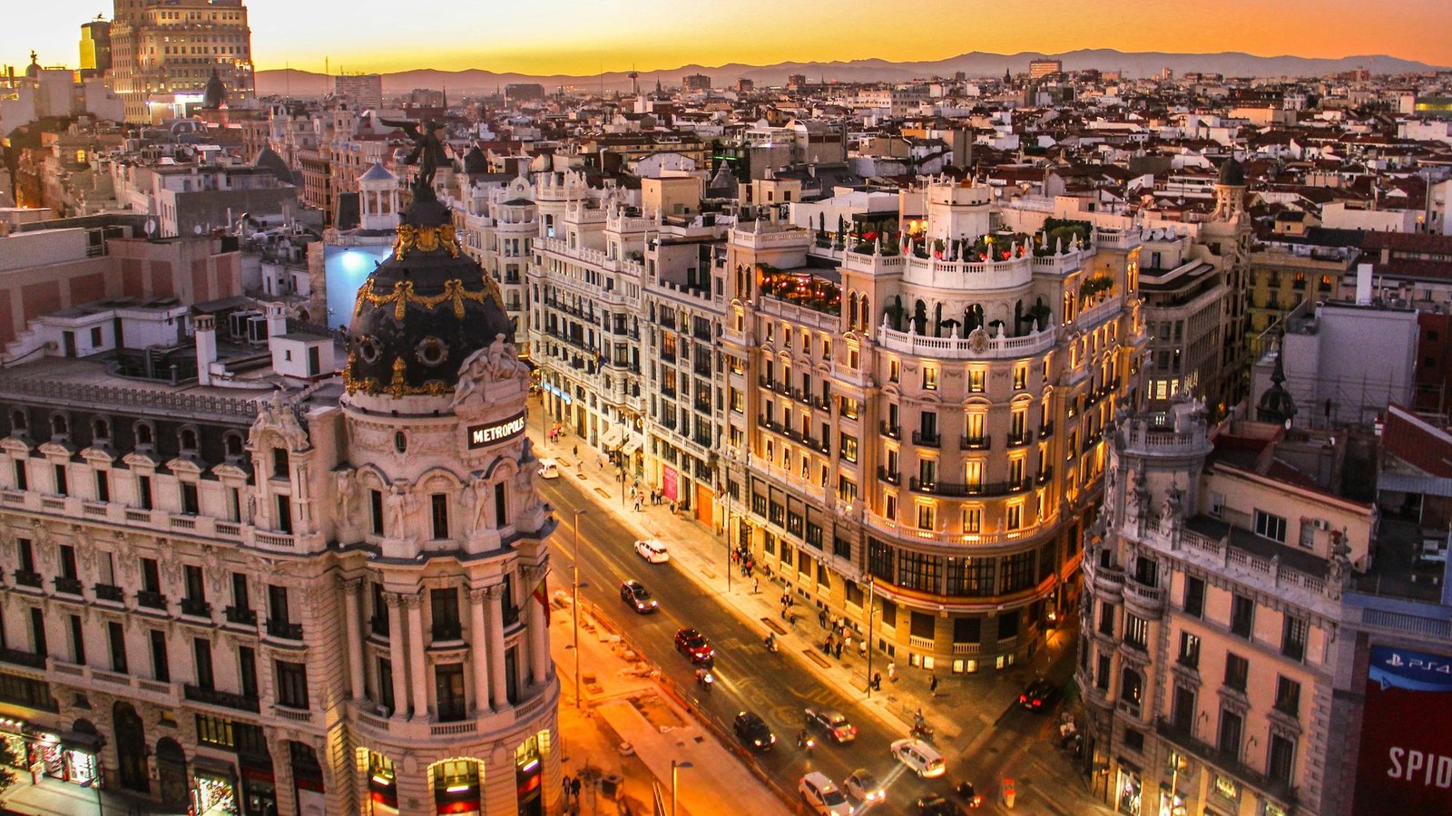Pemandangan Gran Vía dan bangunan Metropolis di Madrid ketika senja