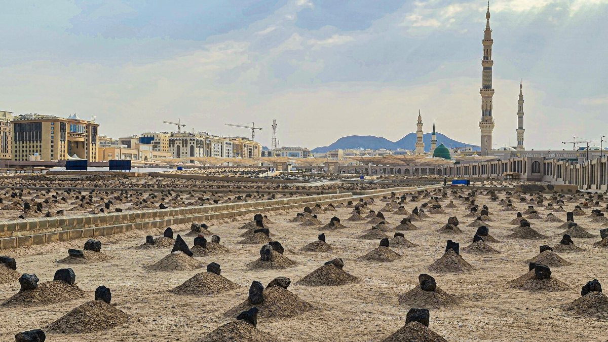 Perkuburan Baqi dengan menara Masjid Nabawi di latar belakang