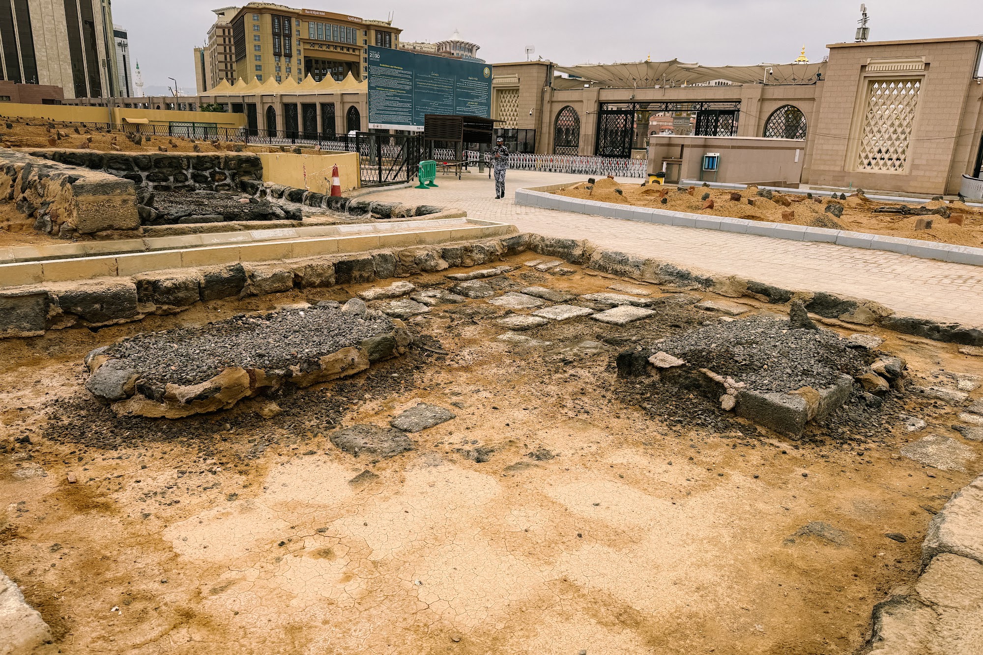 Kawasan dalam Perkuburan Baqi dengan kubur berpagar batu rendah