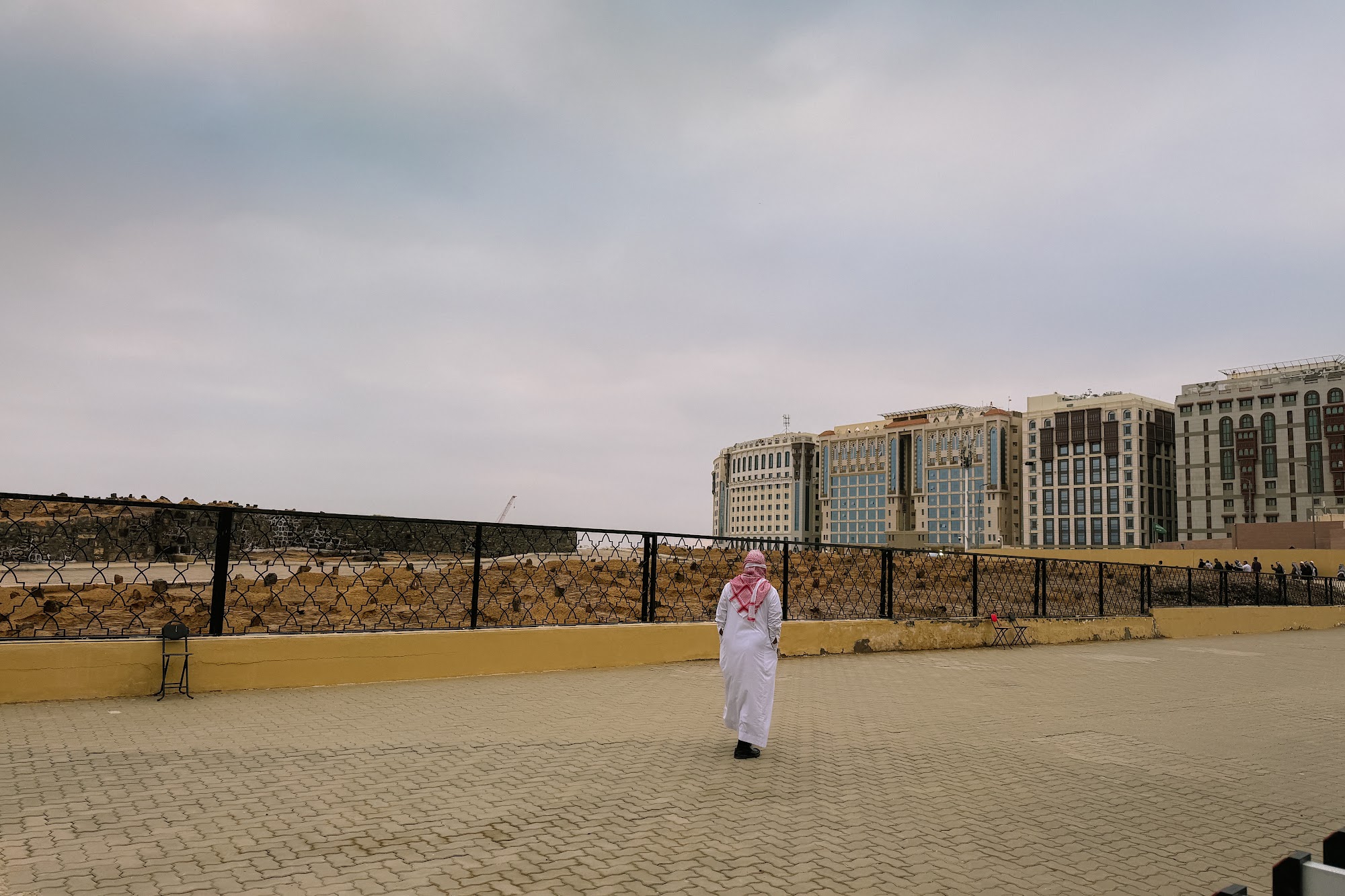 Laluan pengunjung bertar di tepi pagar Makam Baqi Madinah