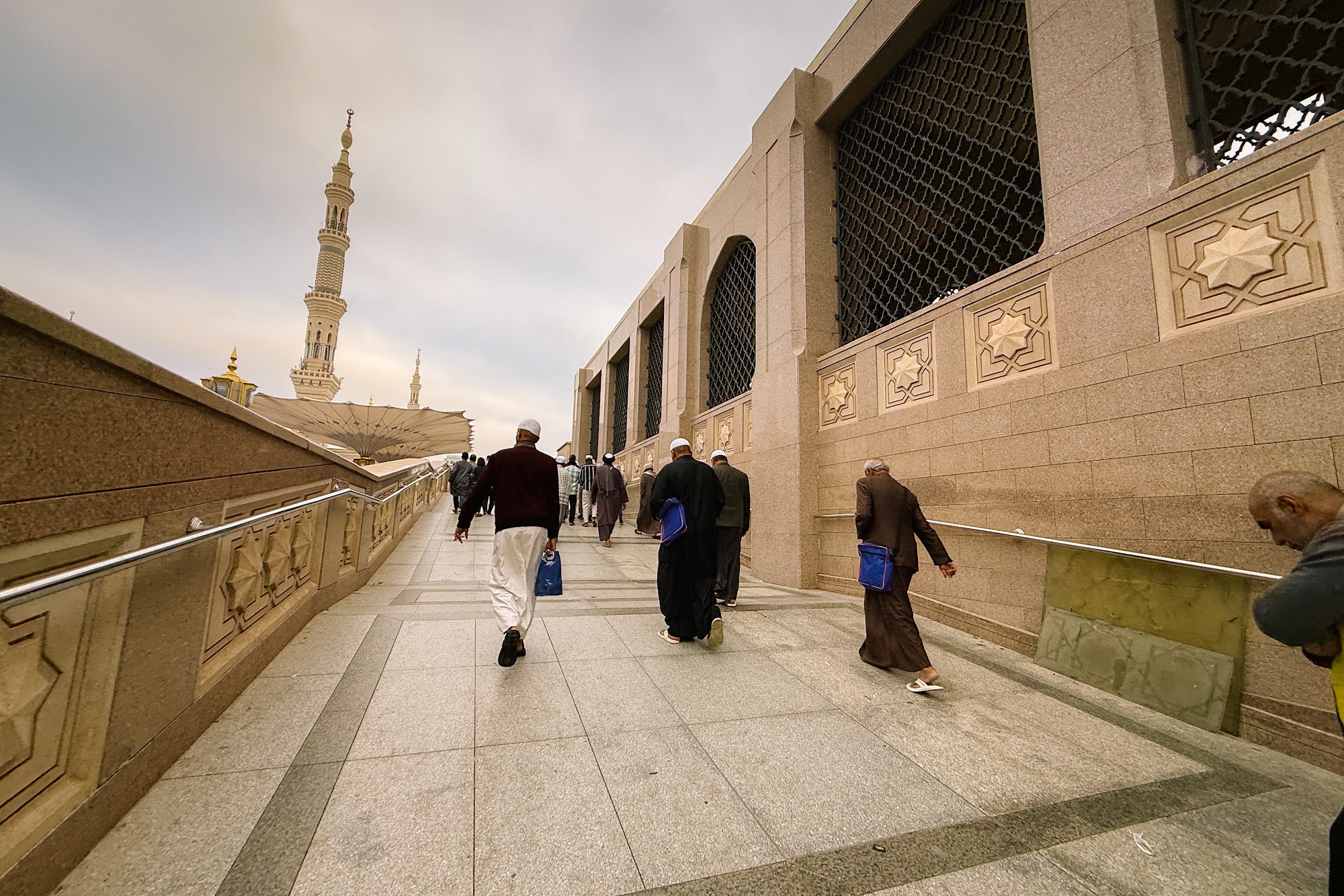 Jemaah berjalan di laluan sisi Masjid Nabawi menuju kawasan timur
