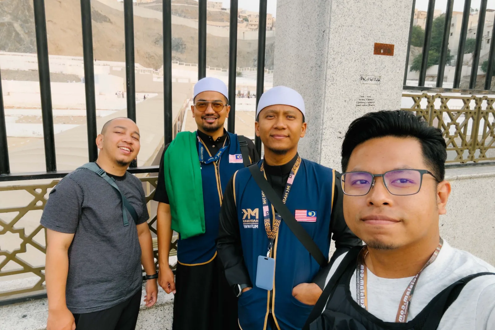 Kru AkuIslam bersama petugas MK Haramain di pagar Makam Ma‘la