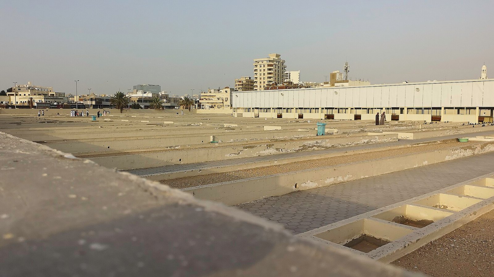 Pemandangan atas Tanah Perkuburan Ummuna Hawwa di Jeddah dengan barisan kubur yang tidak bertanda