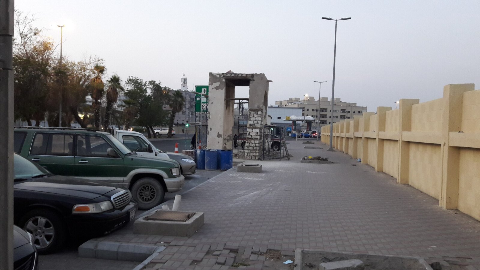 Tembok luar Tanah Perkuburan Ummuna Hawwa di tepi jalan Makkah lama, Jeddah