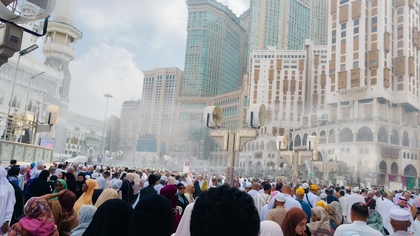 Bangunan tinggi di sekitar Masjidil Haram ketika jemaah keluar selepas solat Jumaat
