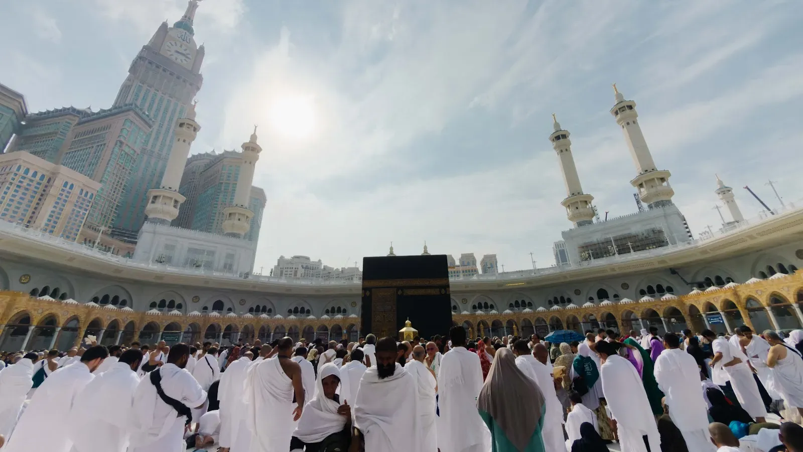 Jemaah mengelilingi Kaabah di Masjidil Haram, Mekah