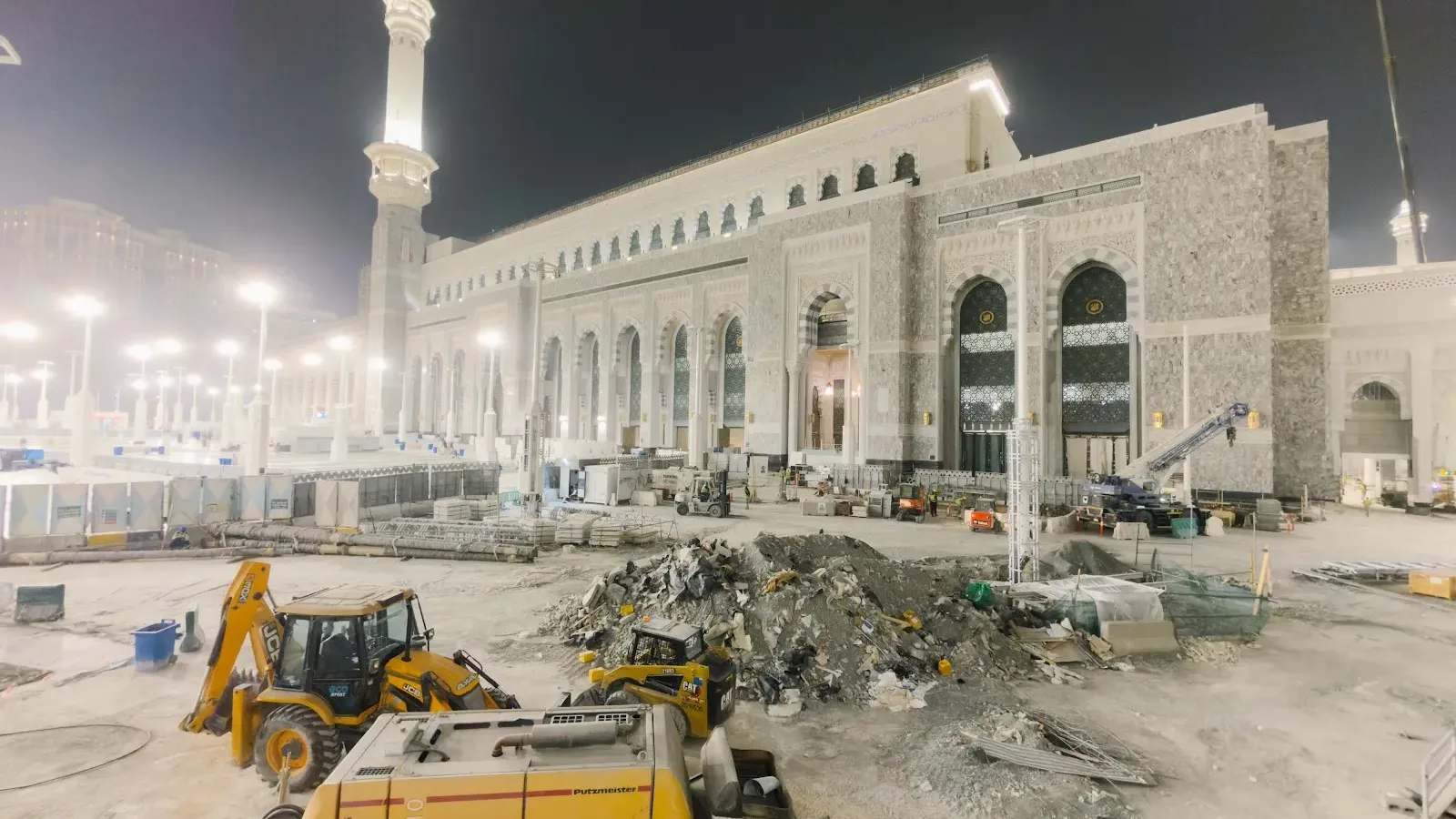 Kerja pembangunan di sekitar dataran Masjidil Haram pada waktu malam