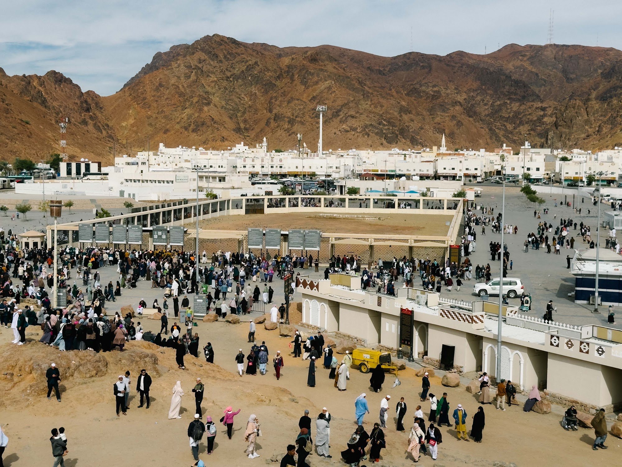 Kawasan berpagar Makam Syuhada Uhud dengan Jabal Uhud di belakang, Madinah