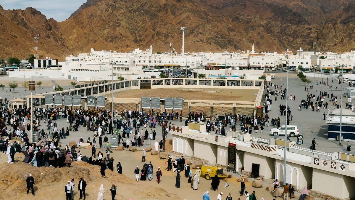 Kawasan Makam Syuhada Uhud yang berpagar dengan Jabal Uhud di belakangnya, dilihat dari Bukit Rumat