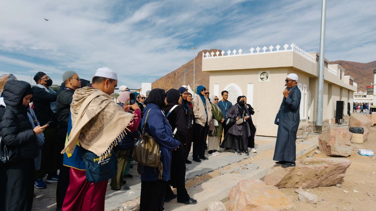 Jemaah umrah berkumpul mendengar penerangan sirah Perang Uhud di kaki Bukit Rumat