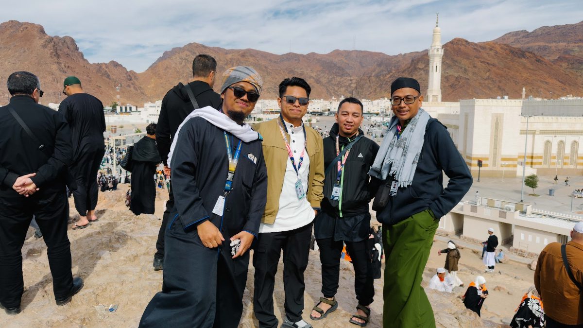 Rombongan jemaah MK Haramain bersama kru AkuIslam di Bukit Rumat, Uhud