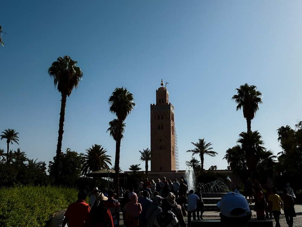 Marrakech Morocco, menara Masjid Koutoubia di sebalik barisan pohon palma pada waktu pagi