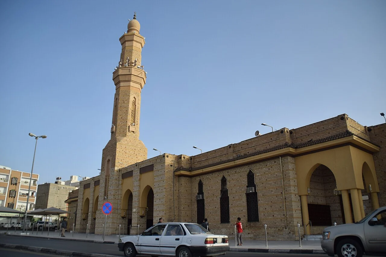 Masjid Abdullah bin Abbas di Taif dengan menara batu yang tinggi