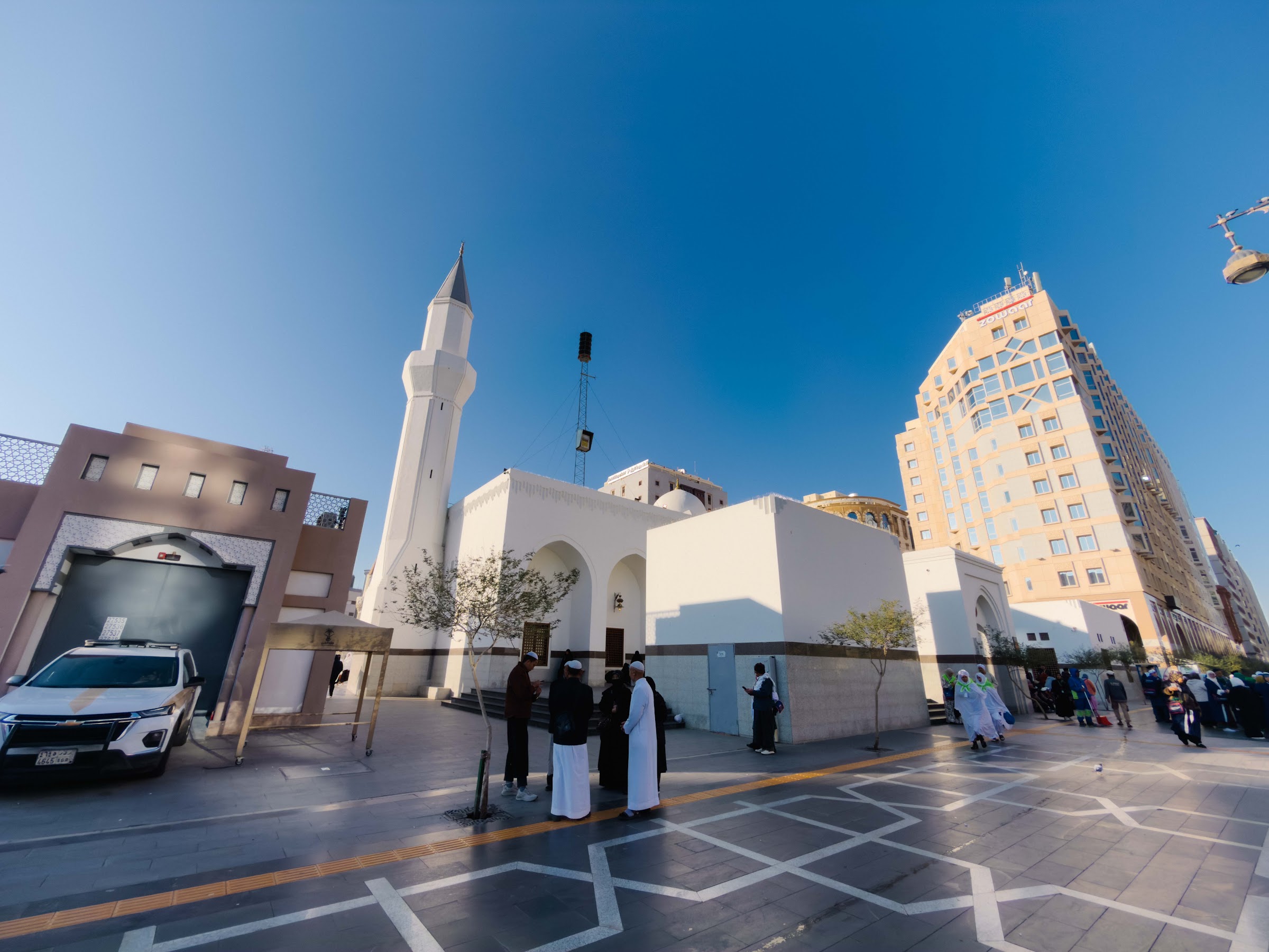 Masjid Abu Bakar al-Siddiq yang berdinding putih dengan satu menara di barat daya Masjid Nabawi