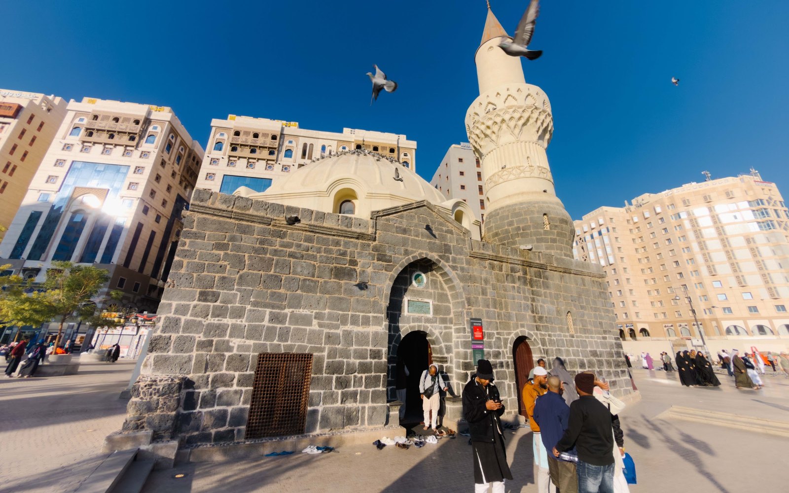Pintu masuk dan dinding batu basalt Masjid Abu Bakar al-Siddiq berhampiran Masjid Nabawi