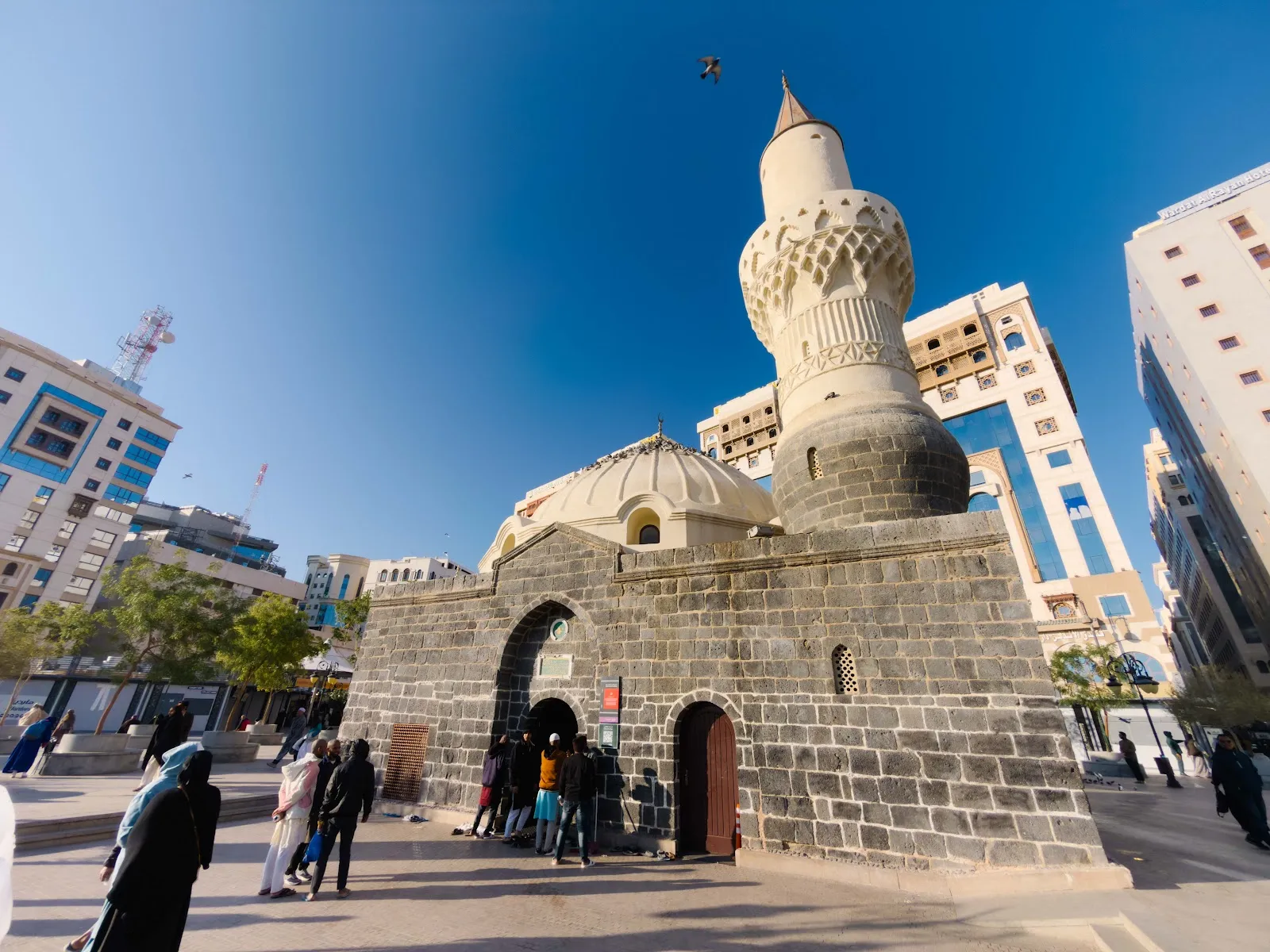 Masjid Abu Bakr as-Siddiq dengan kubah dan menara di kawasan al-Musalla, Madinah