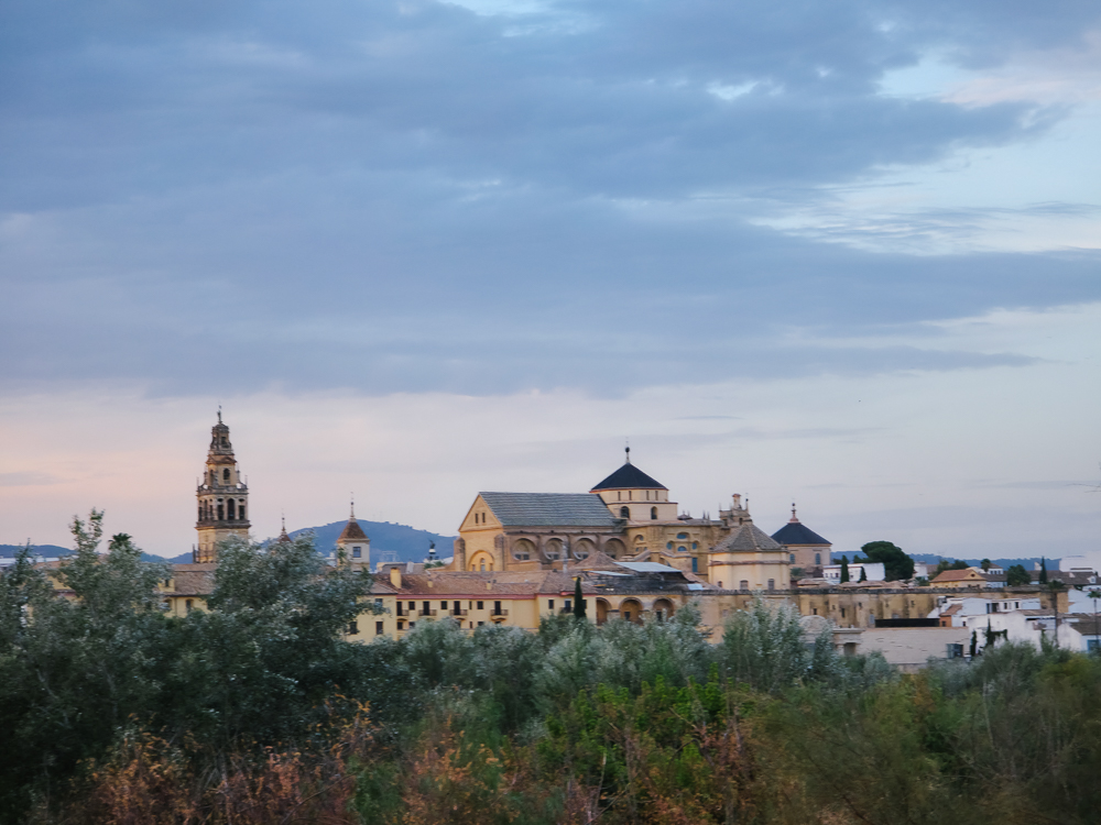 Masjid Agung Córdoba dan kota lama dilihat dari tebing Calahorra ketika senja