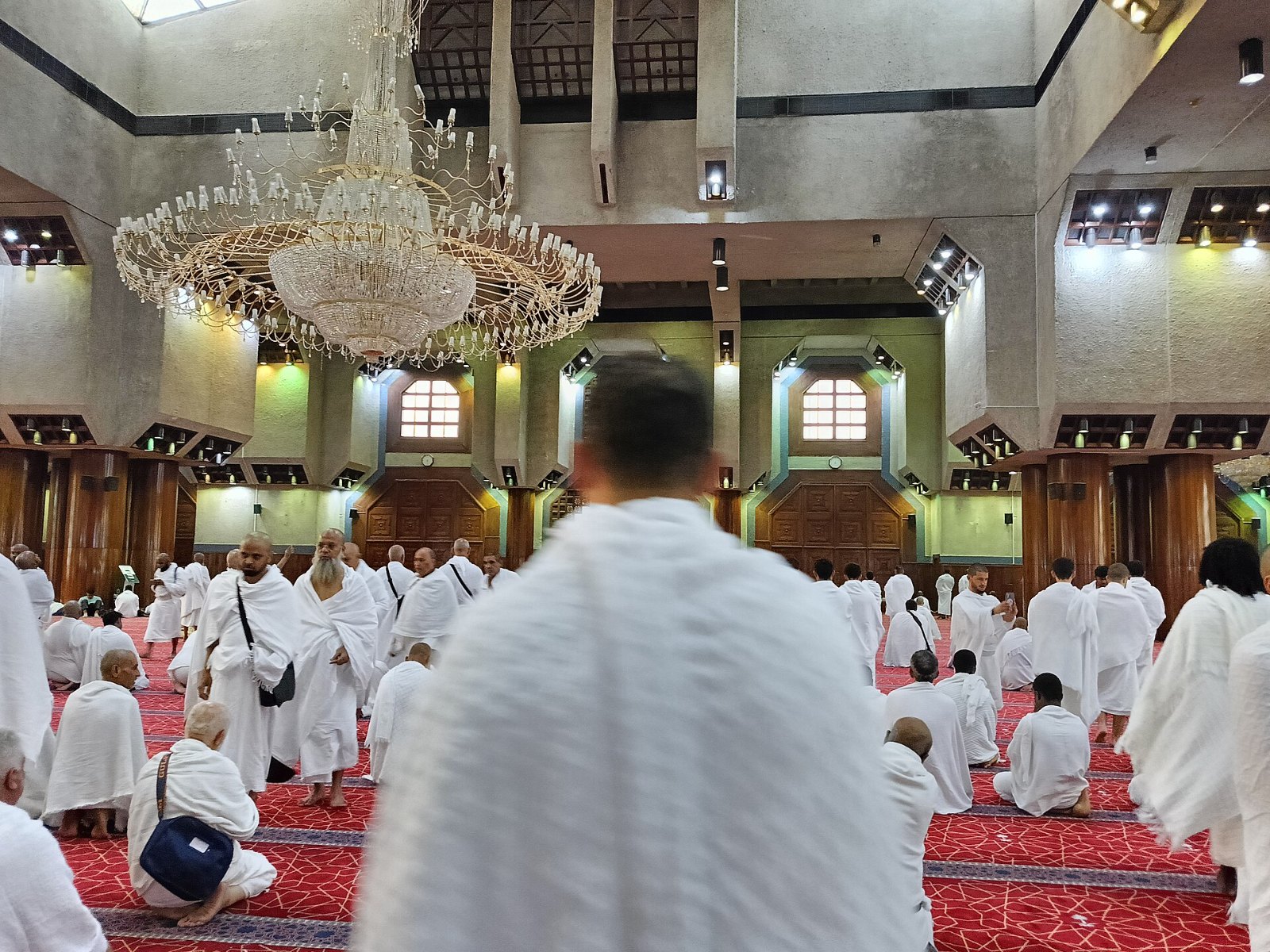 Jemaah berpakaian ihram di dalam ruang solat Masjid Aisyah