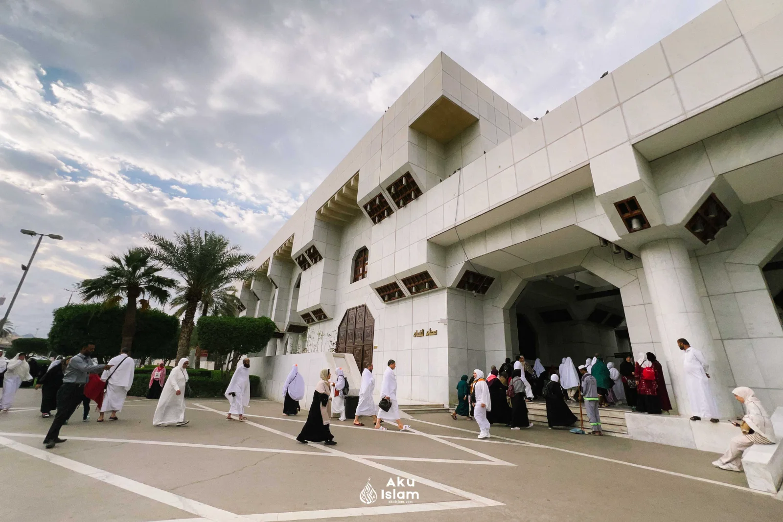Jemaah keluar masuk di pintu utama Masjid Aisyah, Tan‘im