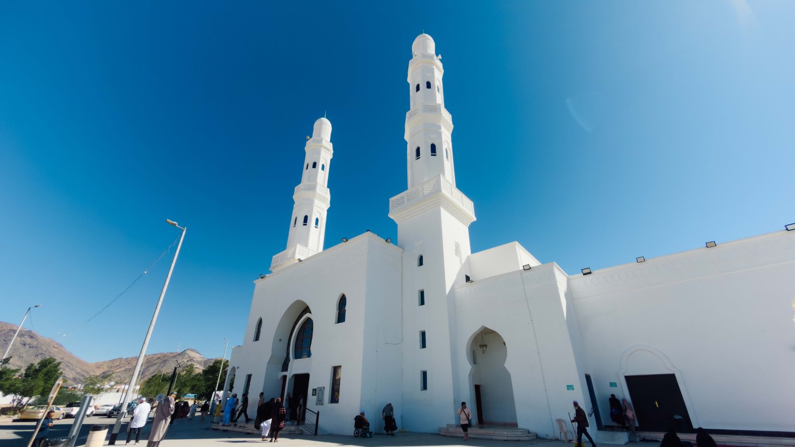 Masjid Al-Arish di Badar dengan bangunan putih dan dua menara