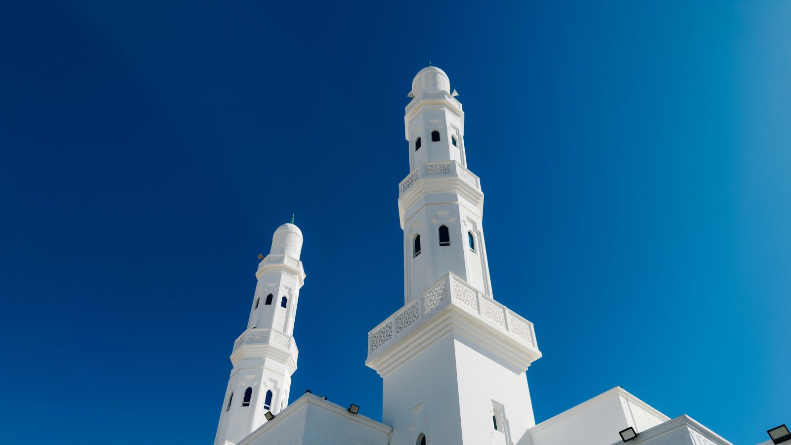 Dua menara putih Masjid Al-Arish di bawah langit biru Badar