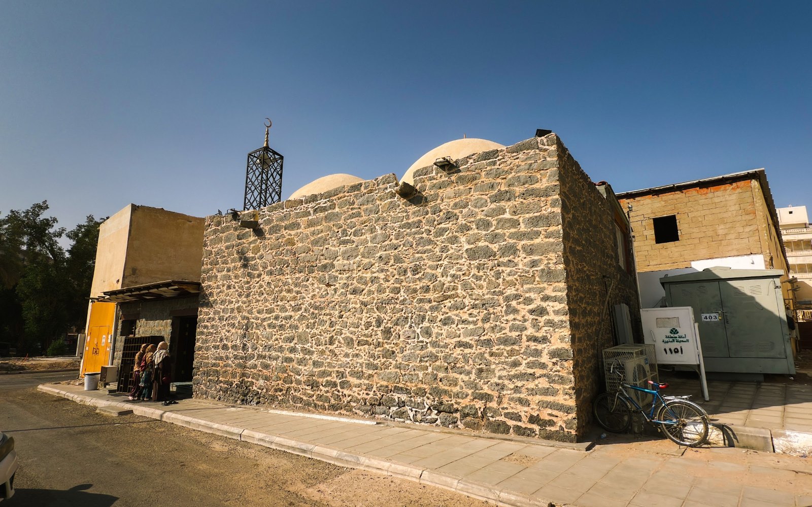 Masjid al-Dir atau Masjid al-Syaikhain, masjid batu di laluan ke Uhud, Madinah