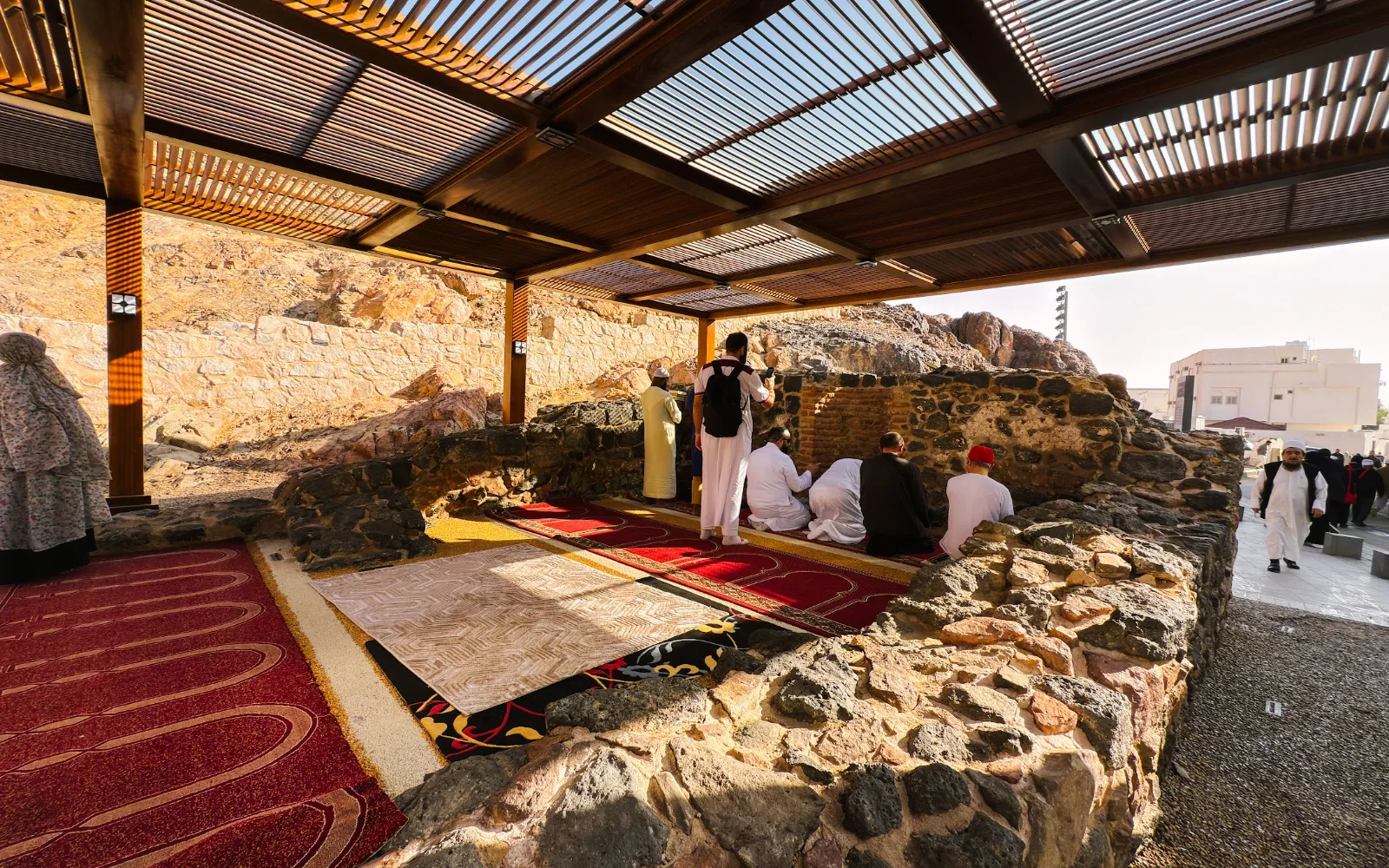 Tinggalan batu Masjid Al Fash di bawah bumbung kayu, Madinah