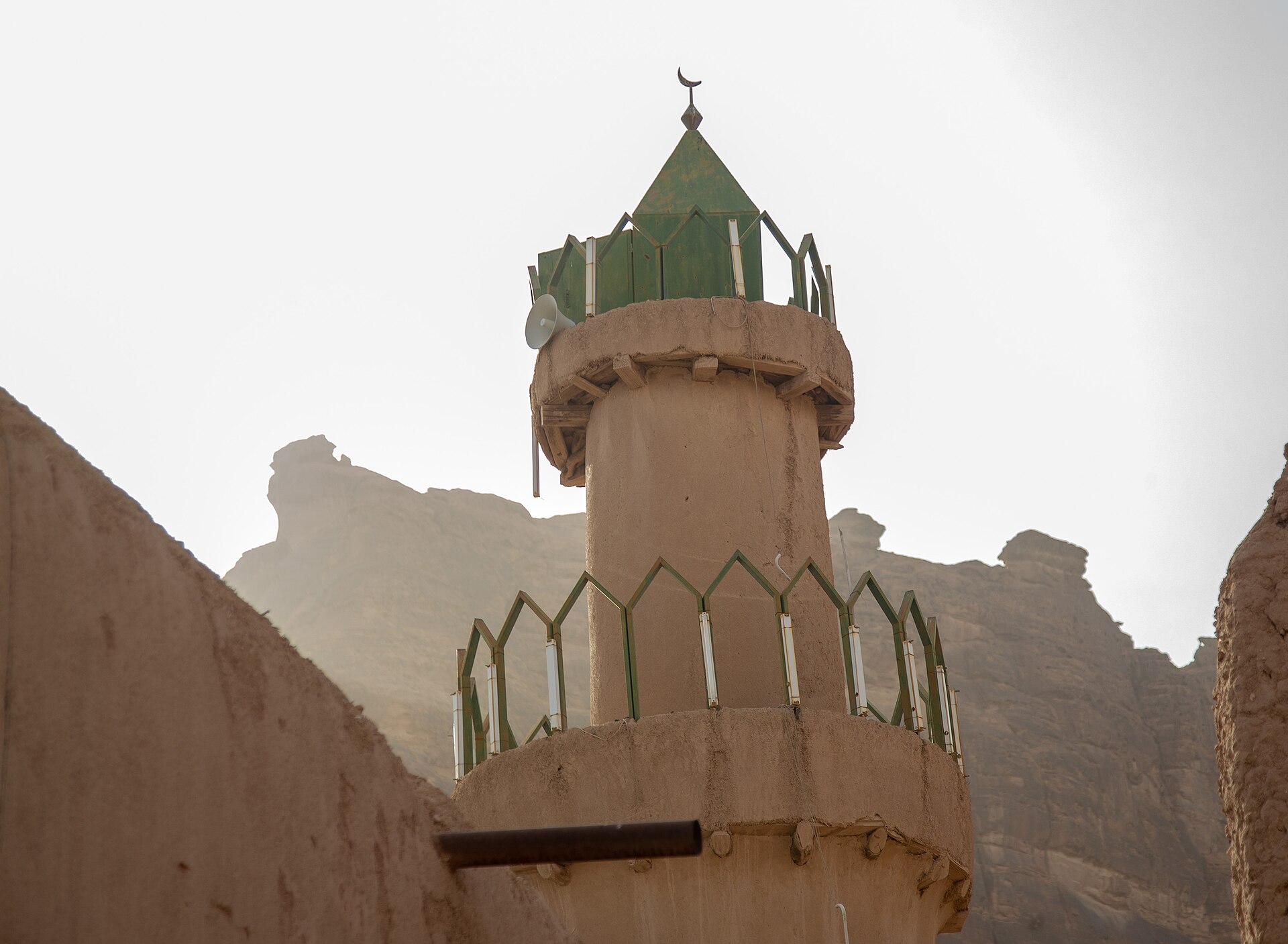Menara kecil Masjid al-Izam dengan kemasan tanah liat dan puncak berwarna hijau