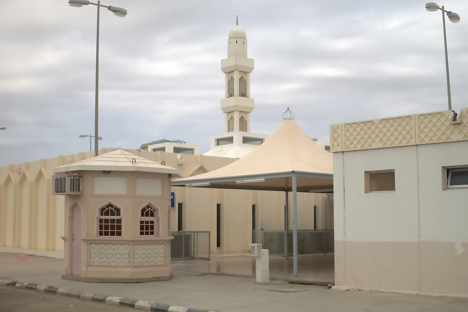 Masjid bermenara putih dengan teduhan khemah di kawasan Miqat Al-Juhfah berhampiran Rabigh
