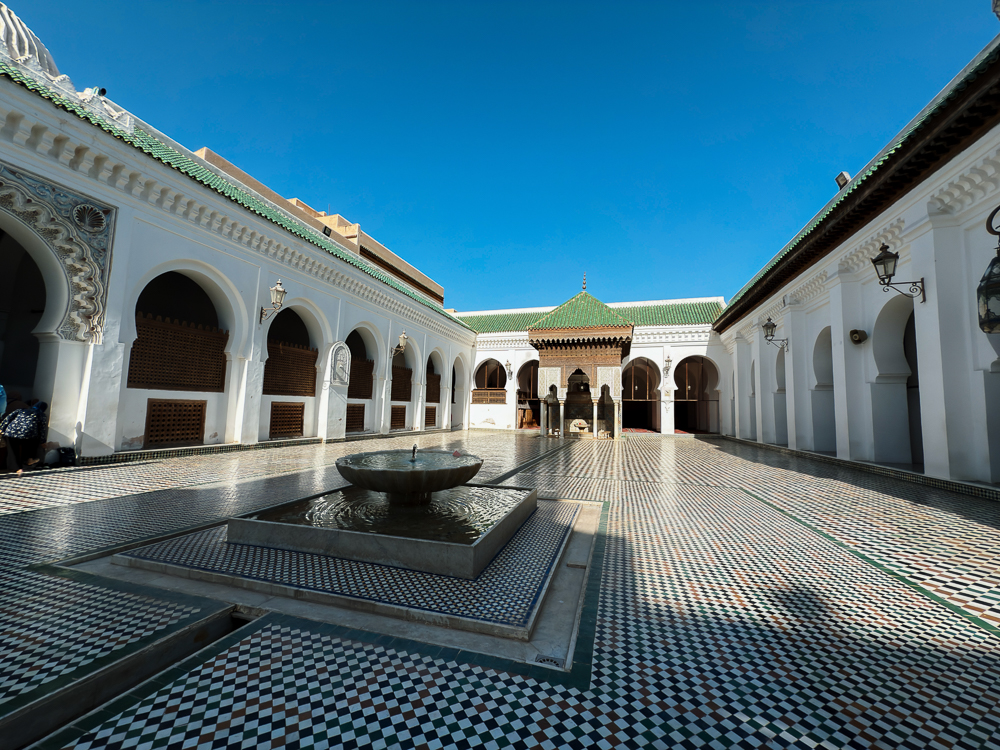 Lantai zellige dan pancuran di tengah halaman Masjid Al-Qarawiyyin