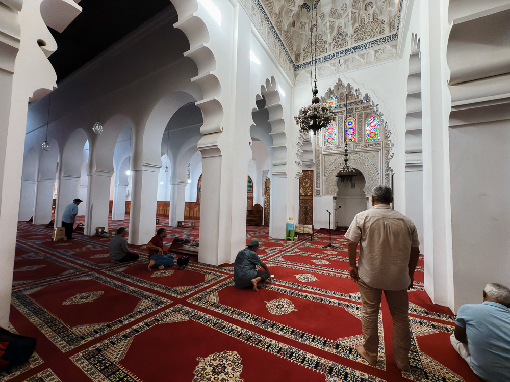 Jemaah di dewan solat Masjid Al-Qarawiyyin yang luas