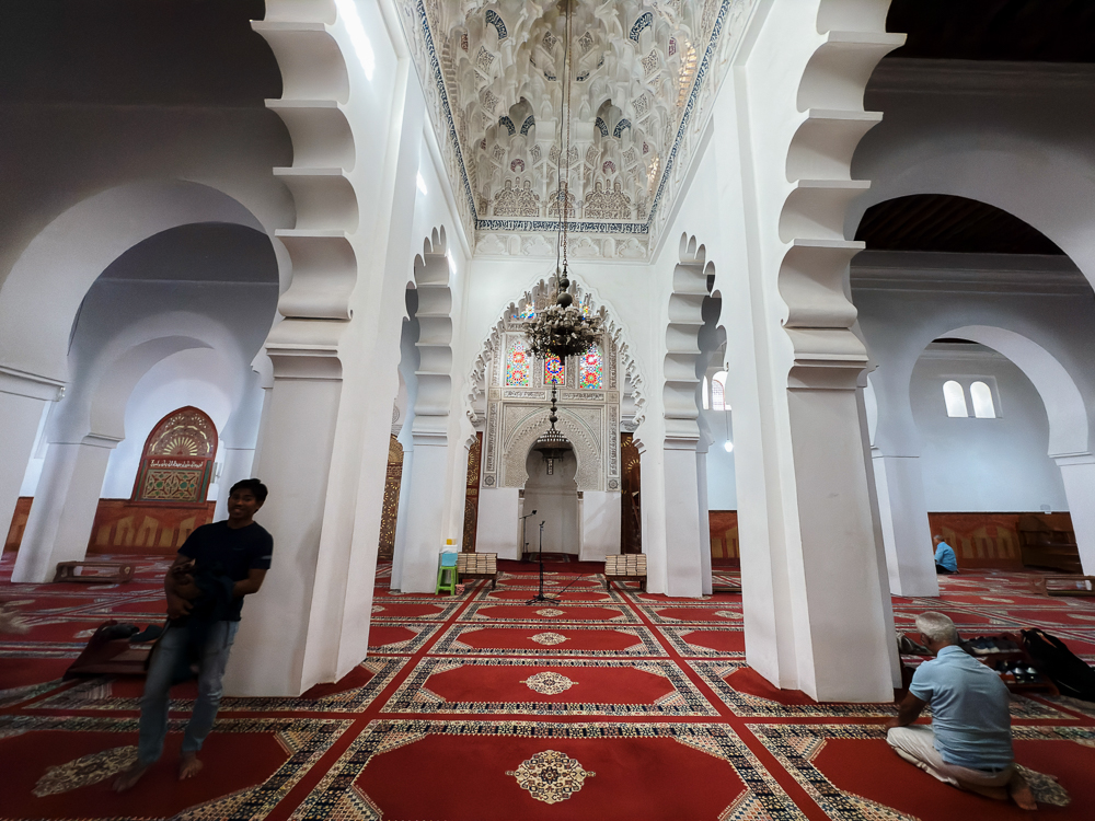 Lorong tengah dewan solat Masjid Al-Qarawiyyin menghala ke mihrab