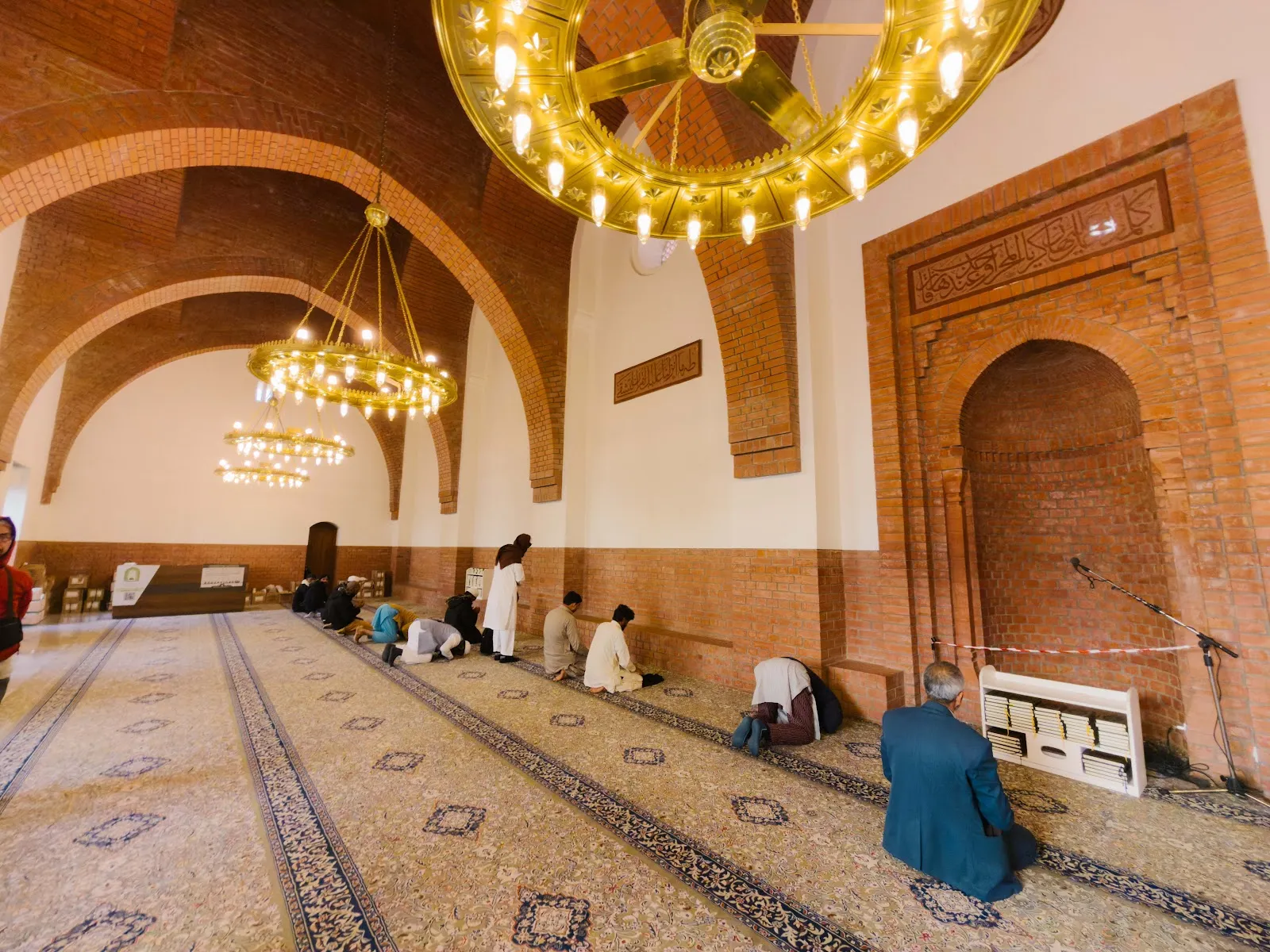 Mihrab dan ruang solat Masjid Ali bin Abi Talib di kawasan al-Musalla, Madinah