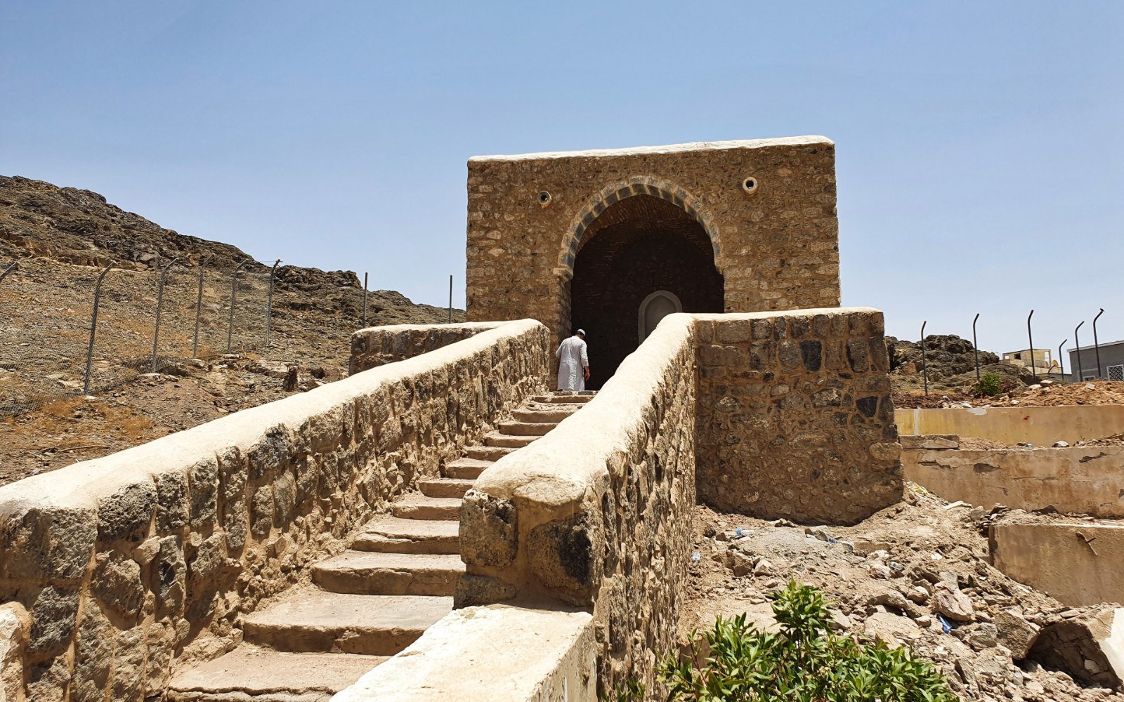 Tangga batu menuju Masjid Ali bin Abi Talib di kawasan Masjid Tujuh, Madinah