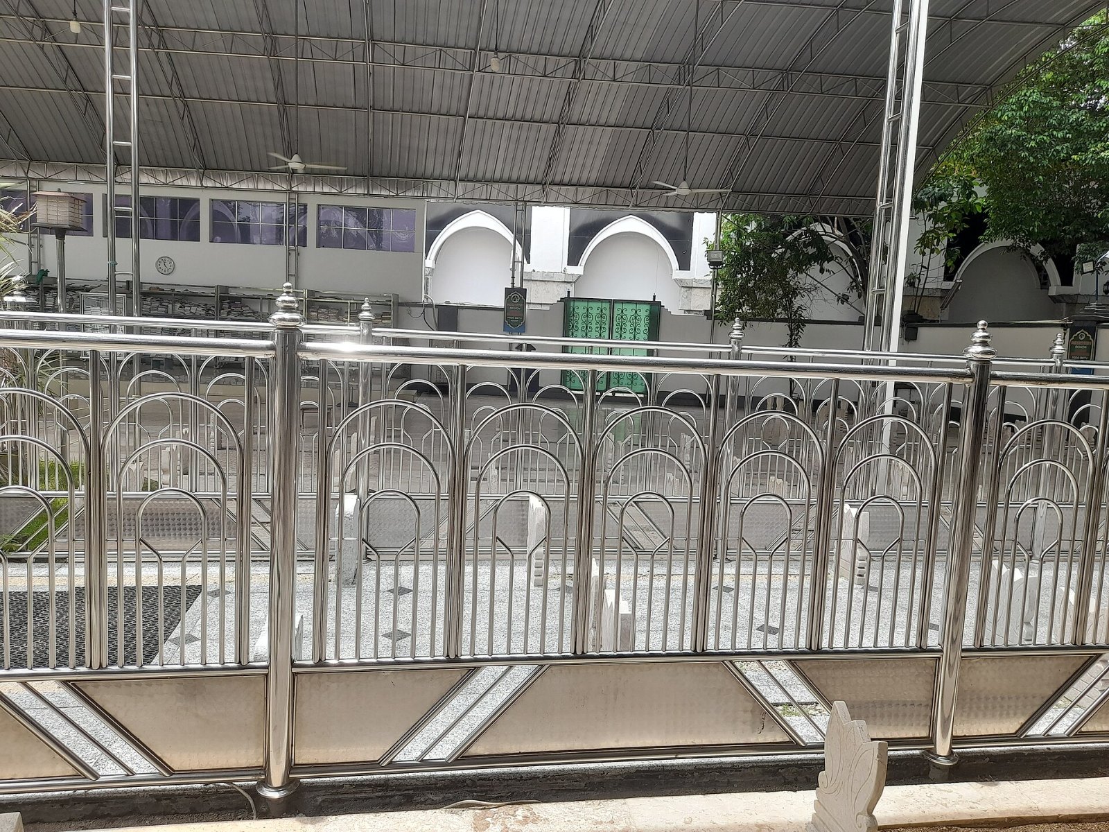 Perkarangan Masjid Ampel dan kompleks makam Sunan Ampel, Surabaya