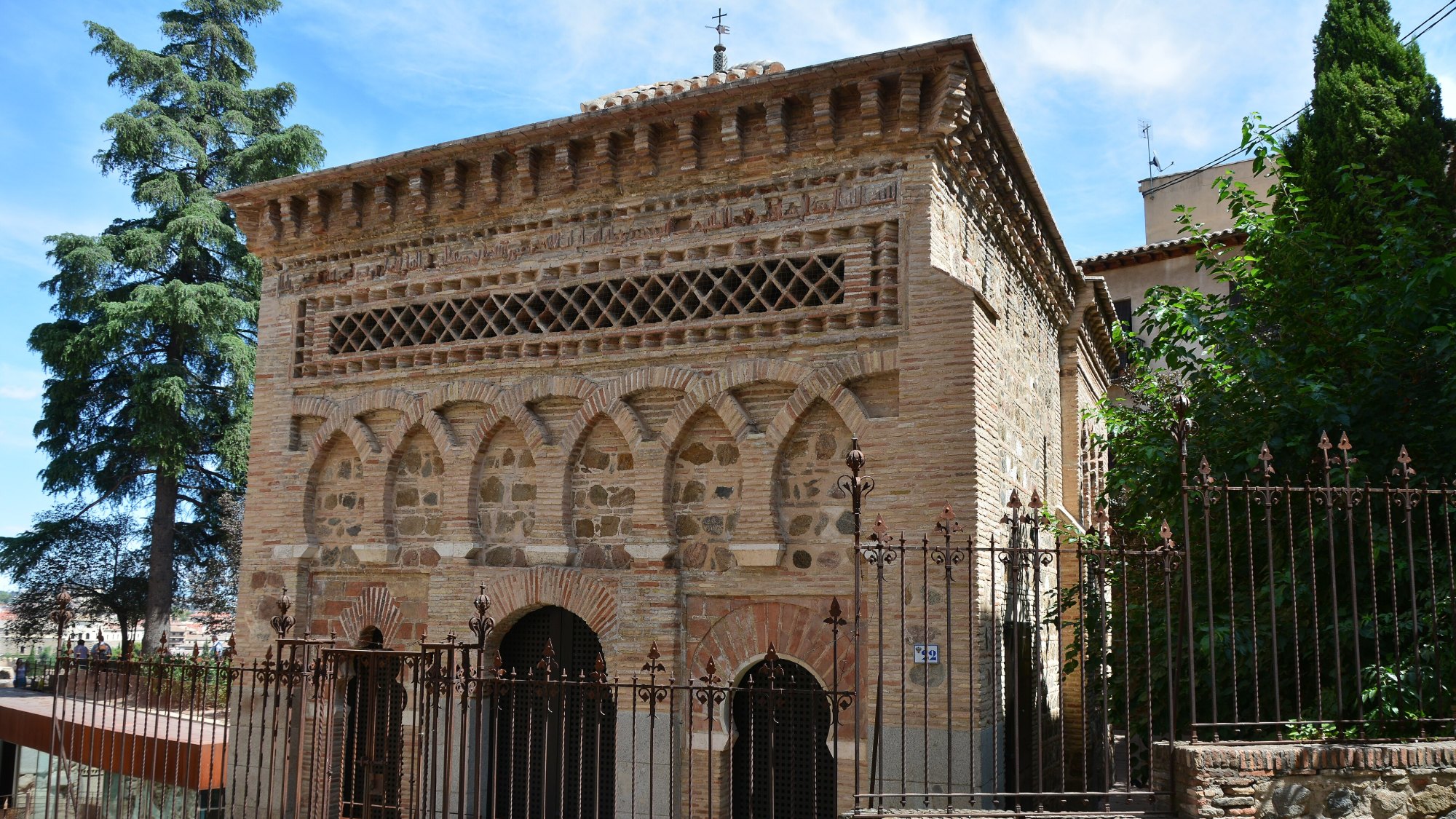 Fasad hadapan Masjid Bab al-Mardum di Toledo dengan jaringan bata dan lengkungan