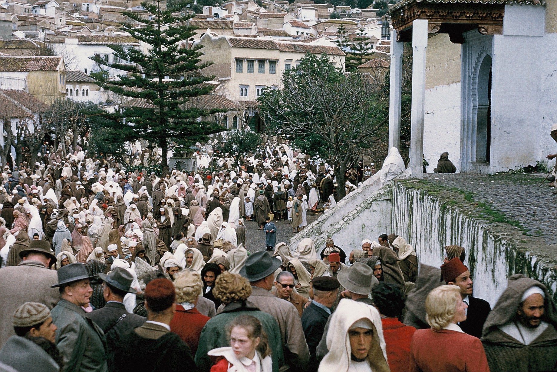 Jemaah memenuhi tangga Masjid Besar Chefchaouen pada tahun 1954