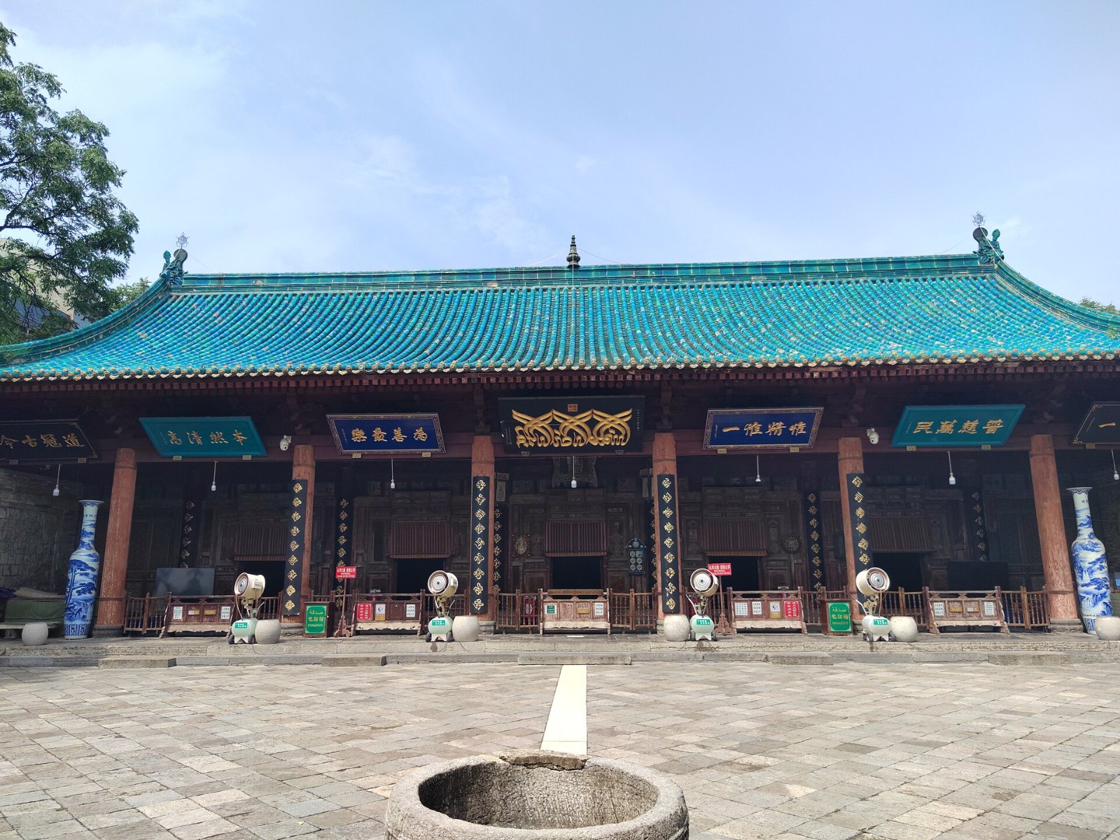 Dewan solat Masjid Besar Xi'an dengan bumbung hijau gaya Cina