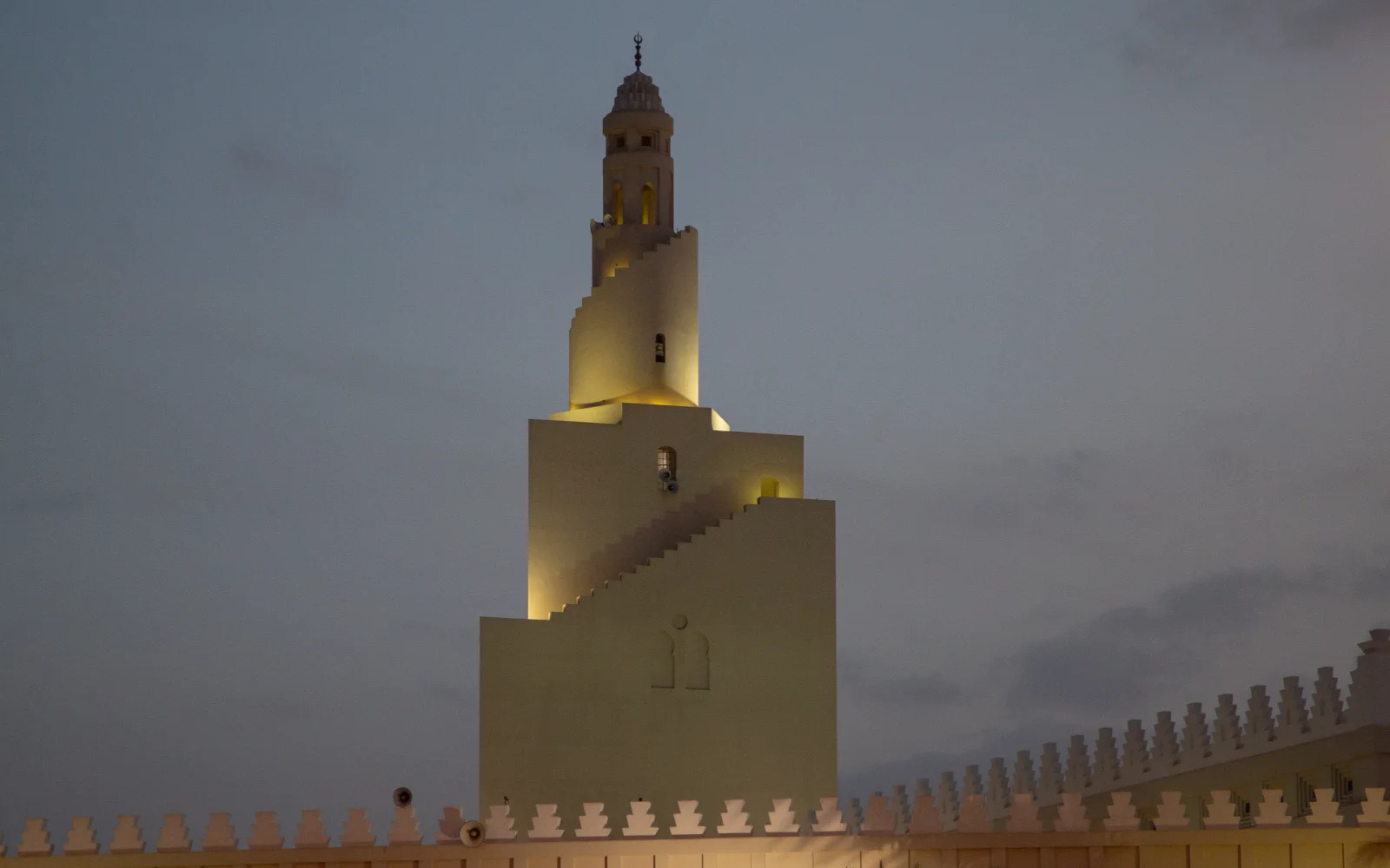 Menara berbentuk lingkaran Masjid Miqat Bir Ali pada waktu senja