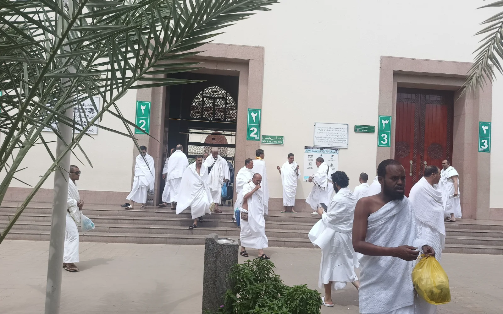 Jemaah berihram keluar dari pintu Masjid Miqat Bir Ali