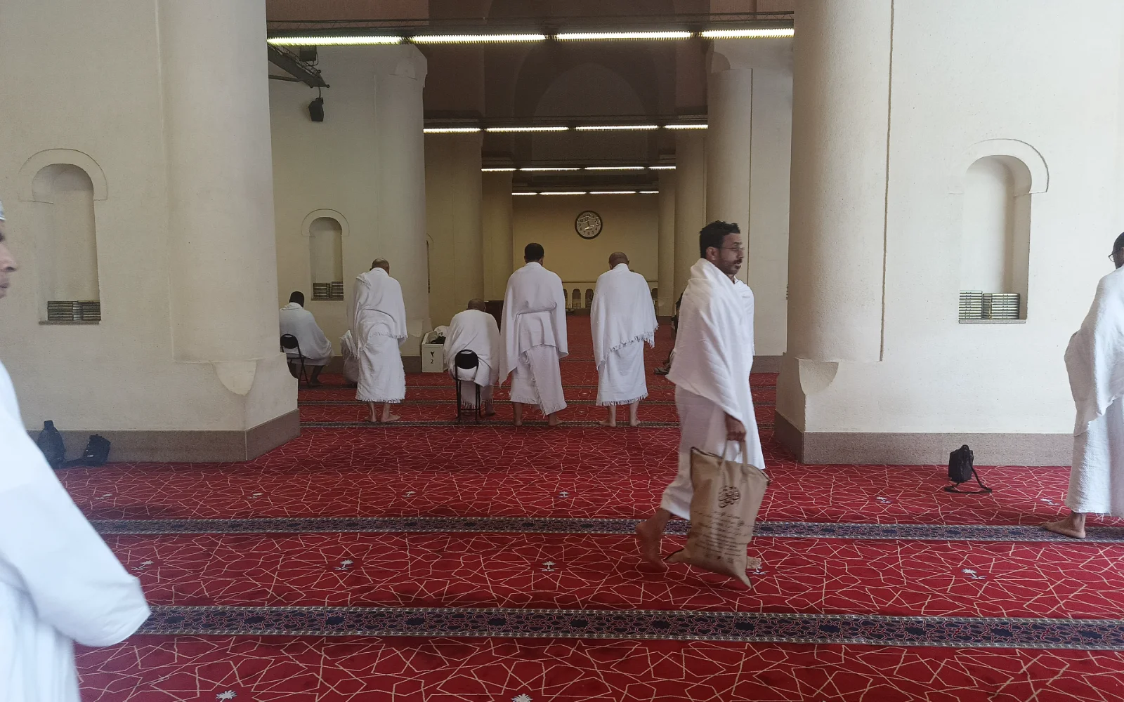 Jemaah berpakaian ihram di ruang solat Masjid Miqat Bir Ali