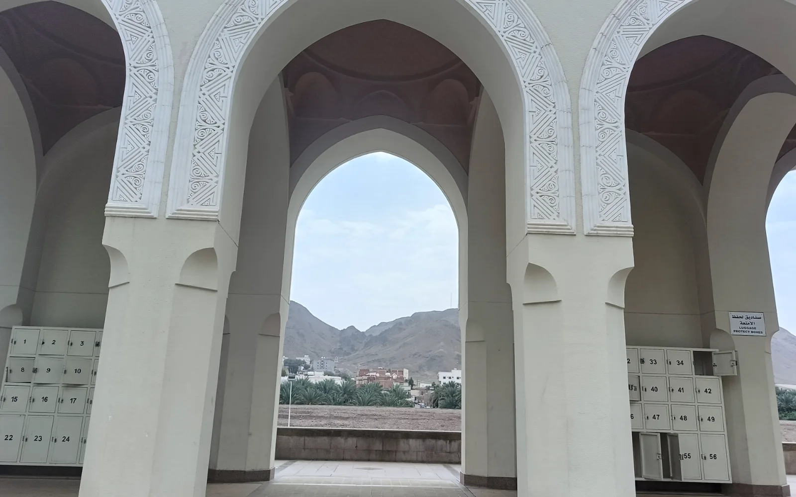 Serambi berlengkung Masjid Miqat Bir Ali dengan latar bukit