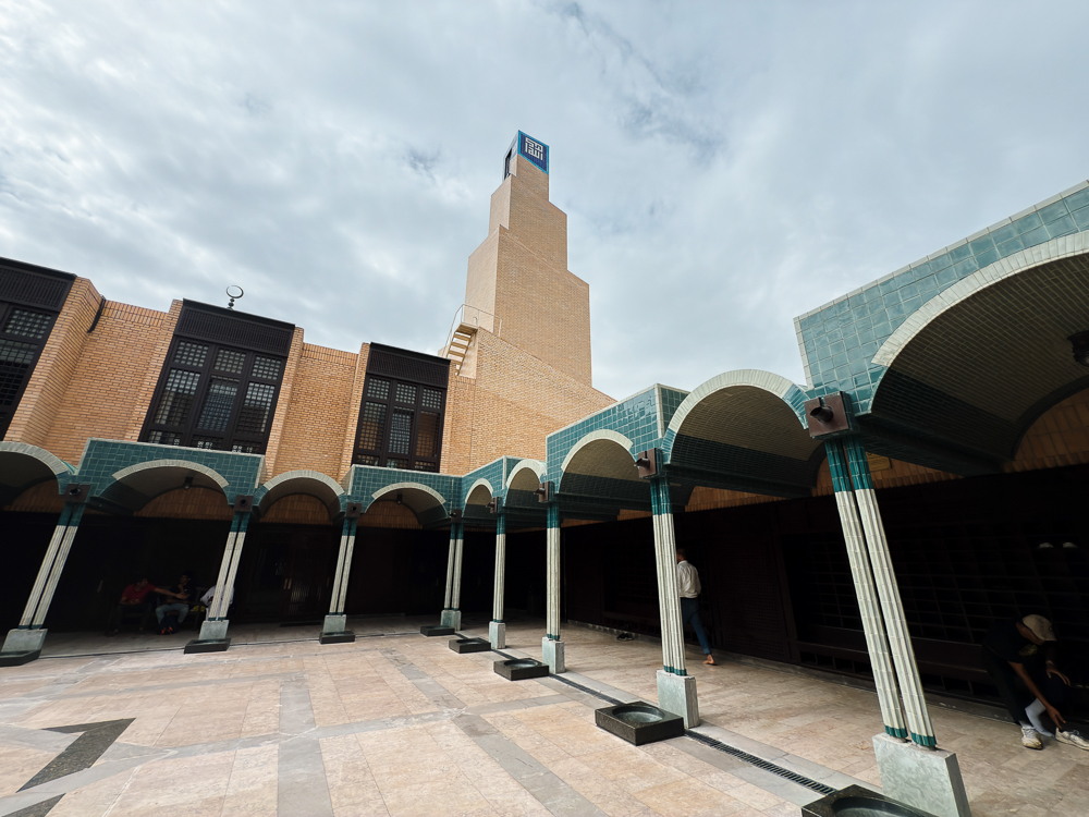 Halaman dan menara Masjid Central de Lisboa
